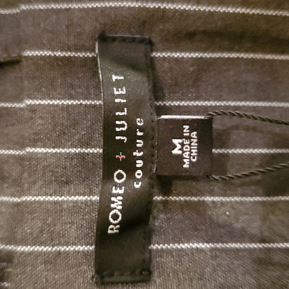 NWT Romeo & Juliet Couture Size M Grey Pinstripe Blazer *small factory flaw* - Picture 3 of 15
